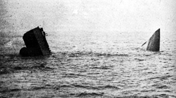 HMS Invincible sinks (IWM SP2470)