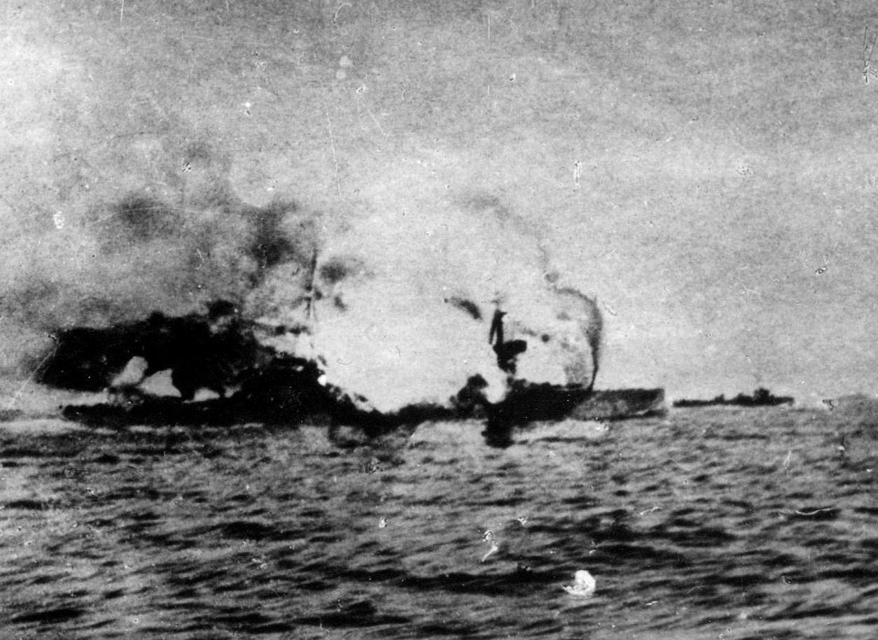 [Obrazek: HMS-Invincibles-centre-magazines-explode-IMW-SP2468.jpg]