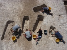Students-excavating-cemetry